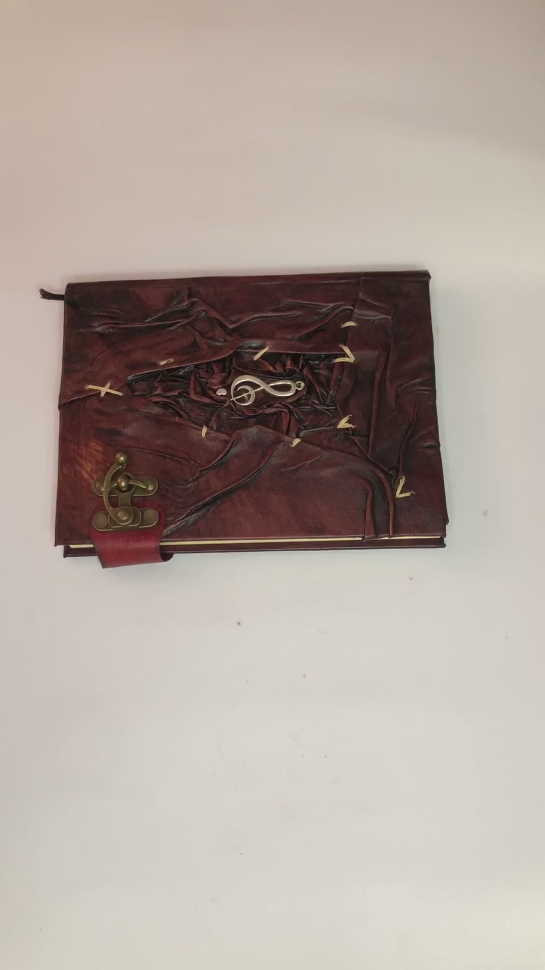 El Yapımı Deri Defter – Özel Sol Anahtar Figürlü Hatıra Defteri, Sanat ve Hediyeyi Bir Arada Sunar